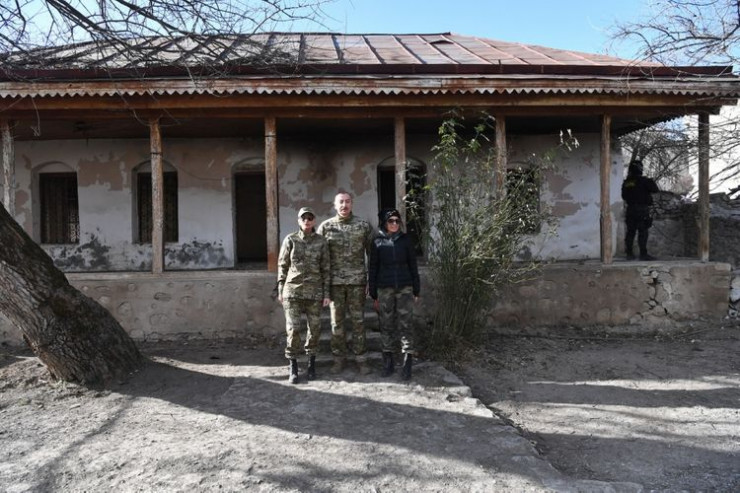 İlham Əliyev və ailə üzvləri Şuşada Natəvan bulağı, Bülbülün ev muzeyində -FOTO 