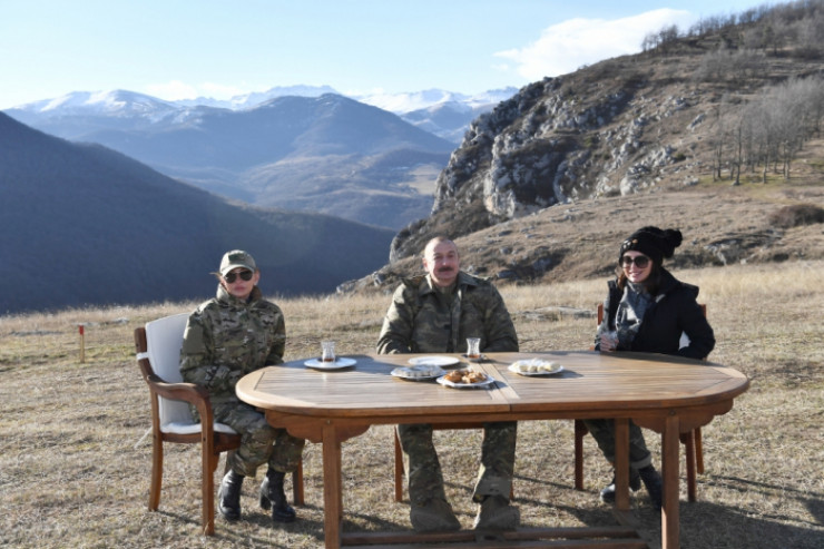 Prezident Cıdır düzündə paxlava ilə çay içdi