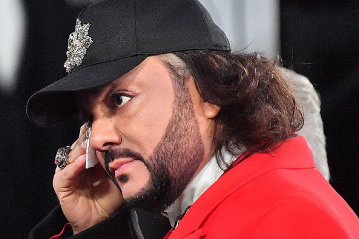 Pop kralı xadiməsini evdən çıxardıb