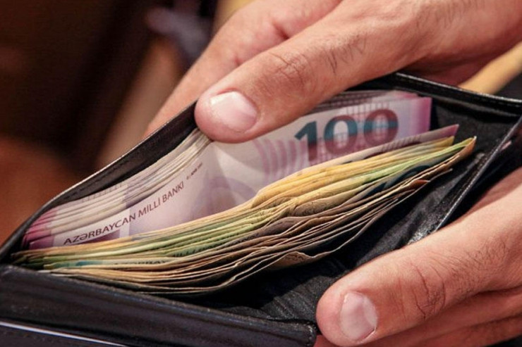 İçində 17 min manat olan pulqabı oğurlandı