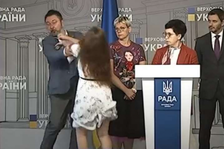 Jurnalist deputata hücum etdi -  VİDEO 