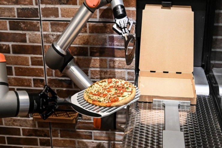 Beş dəqiqəyə pizza hazırlayan  ROBOT 