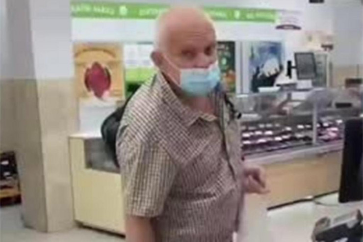 Silahlı pensiyaçı maskasızları mağazadan qovdu -  VİDEO 