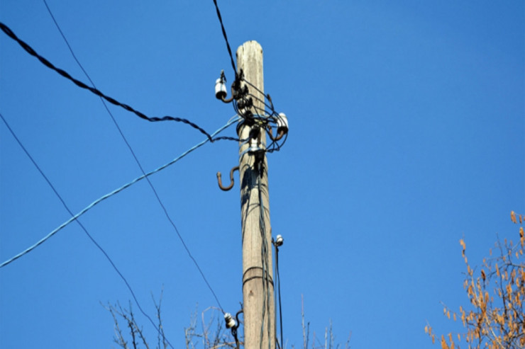 Özünü öldürmək üçün elektrik dirəyinə çıxdı