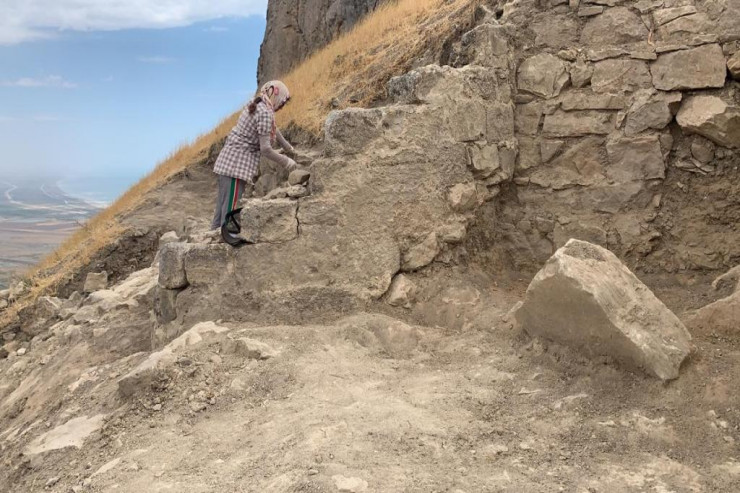 "Beşbarmaq"da peyğəmbər möhürü olan qəbir daşı tapıldı - ÖZƏL FOTOLAR 