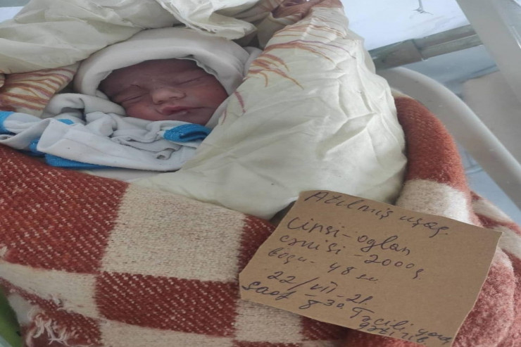 küçəyə atılan uşaq