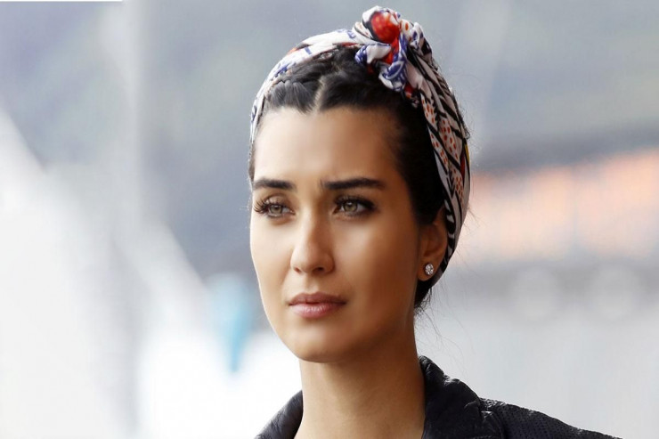 Aktrisa Tuba Büyüküstün