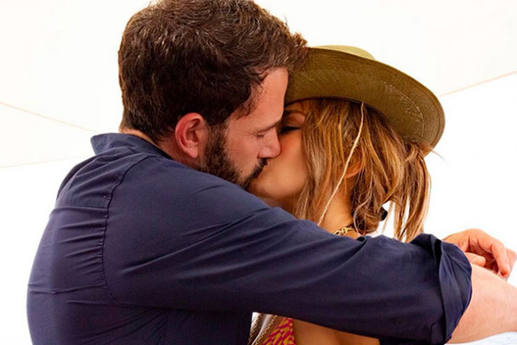 Cennifer Lopez, Ben Affleklə  öpüşəkən