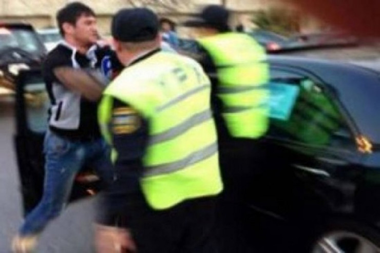 Azərbaycanda sürücü yol polisini döydü - RƏSMİ 