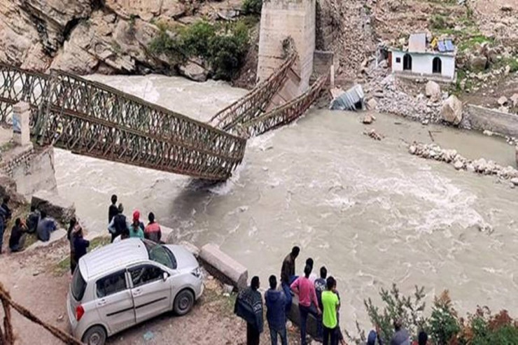 Dağ uçqunu 9 turisti öldürdü