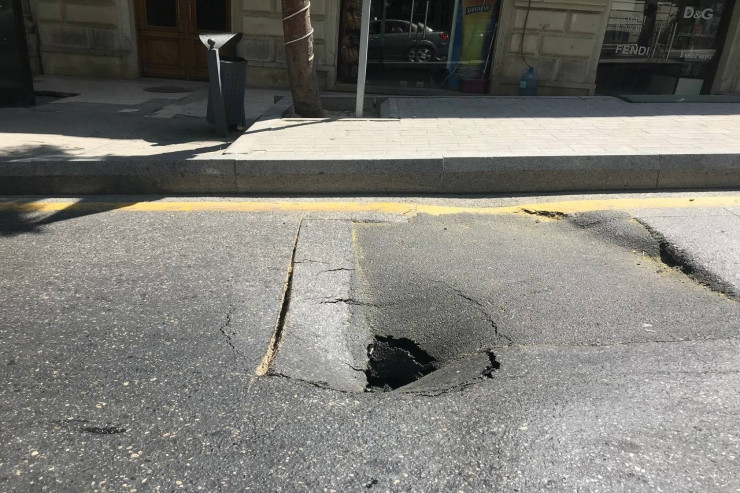 İçərişəhərdə yol çökdü - FOTO 