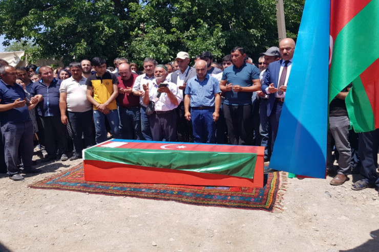 Kəlbəcərdə minaya düşən şəhid məmur dəfn olundu