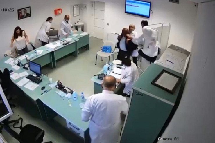 Əlilliyi ləğv edilən şəxs qadın həkimi döydü - HADİSƏ ANI  - VİDEO 