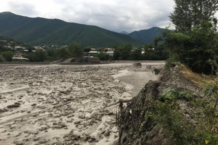 Şəkiyə leysan yağdı, gənc oğlanı sel apardı