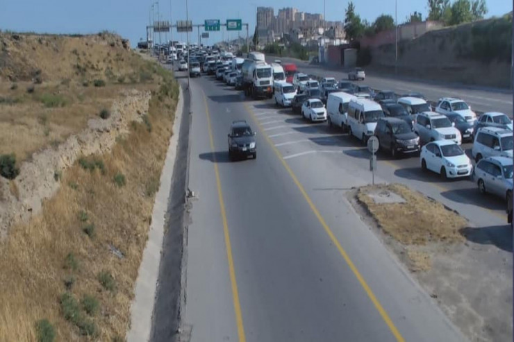 Bakıda AĞIR QƏZA:  iki yük maşını toqquşdu - tıxac yarandı - FOTO 