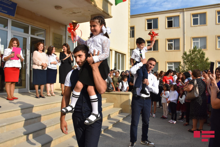 Bu gün məktəblərdə "Son zəng" keçiriləcək