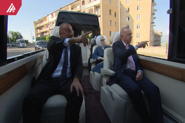 Azərbaycan və Türkiyə prezidentləri Şuşada gəzintidə