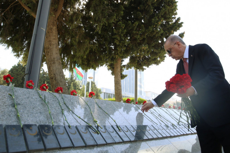 Ərdoğan Bakıda Türk şəhidliyində