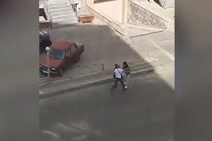 Qadının küçədə döyülməsi