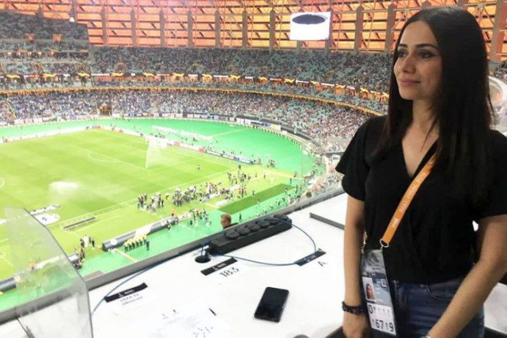 11 stadionun  gözəlləri:   azərbaycanlı şərhçi də var