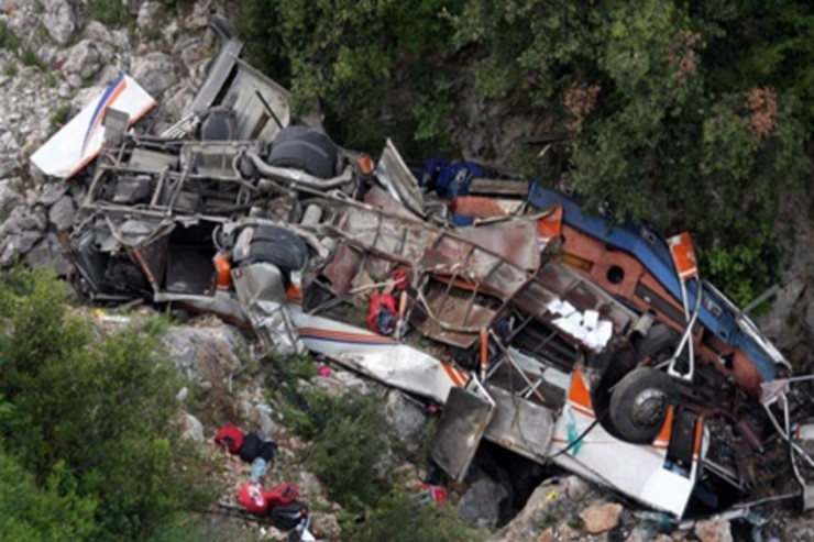 Avtobus dərəyə aşdı, 17 nəfər öldü
