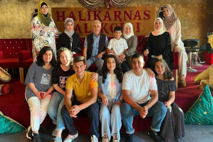 Alim Qasımov universitetə qəbul olan nəvəsinə QONAQLIQ VERDİ 