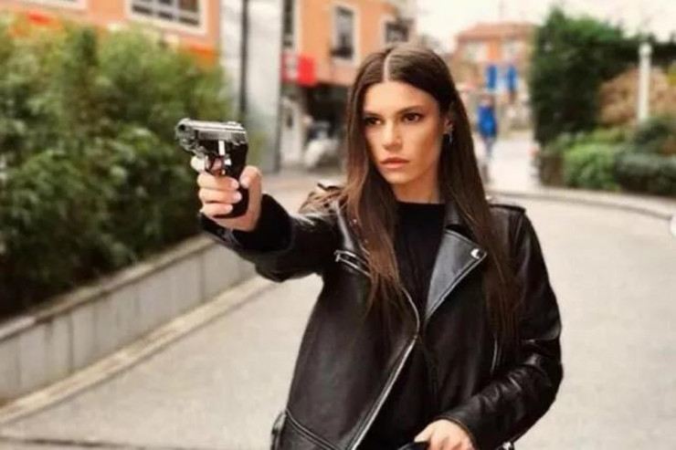 Aktrisa Yüsra Geyik