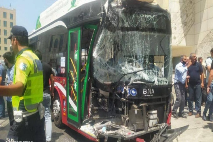 Bakıda  iki avtobus  toqquşdu: yaralananlar var