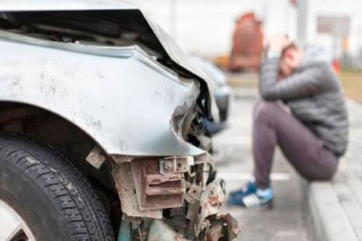 Bakıda "Opel"ini iki maşına çırpan sürücü öldü