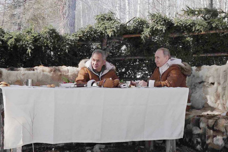 Rusiya Prezidenti Vladimir Putin və müdafiə naziri Sergey Şoyqu, tayqada istirahət