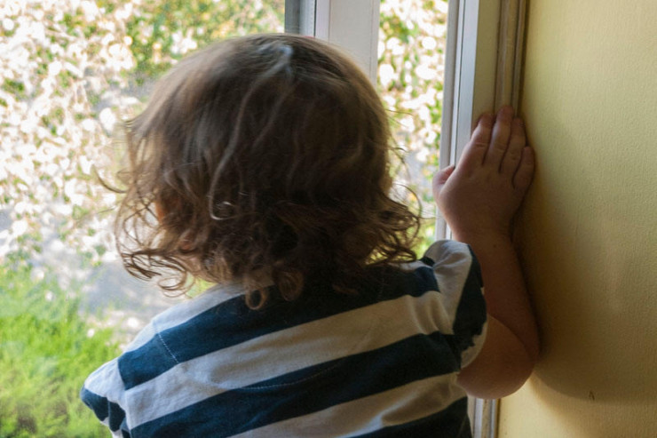 2 yaşlı uşaq 6-cı mərtəbədən yıxıldı - burnu belə qanamadı