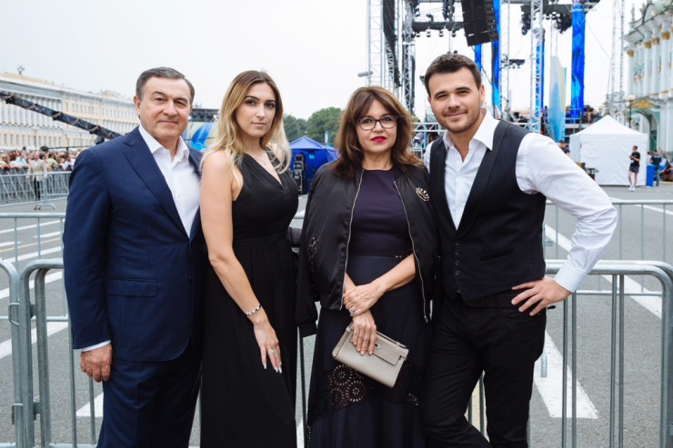 Araz Ağalarov, həyat yoldaşı, oğlu və qızı ilə