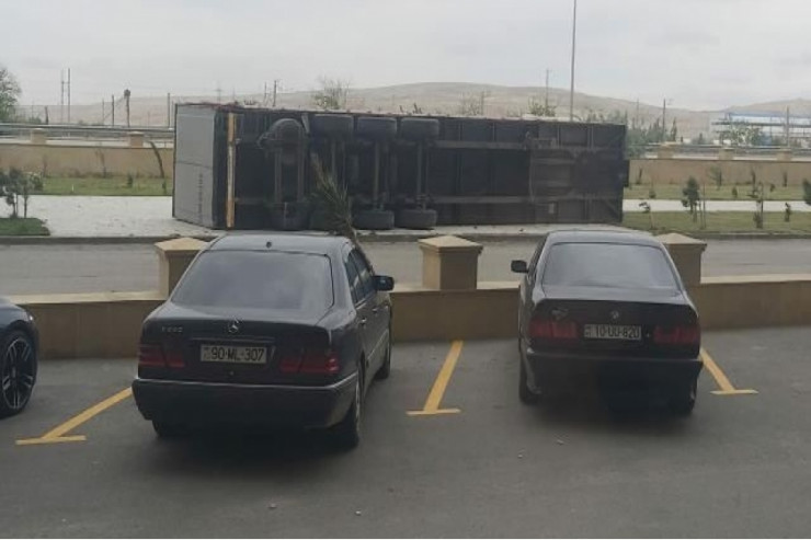 Küləyin aşırdığı tır