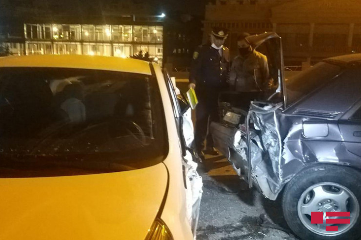 Bakıda körpünün üstündə 5 maşın toqquşdu - FOTO 