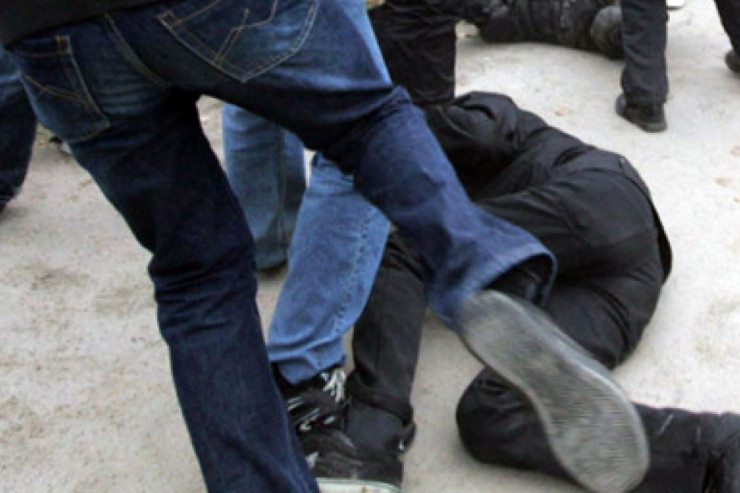 Bələdiyyə sədrinin bacısı oğlu qazini o qədər döydü ki... komaya düşdü 