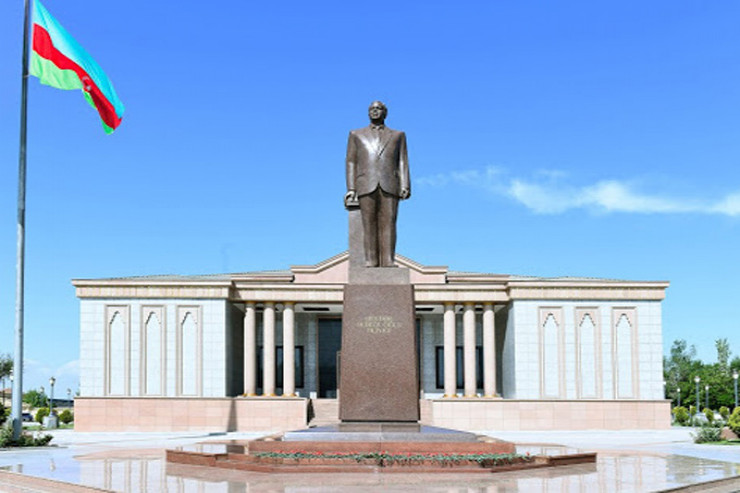 Ümummilli lideri Heydər Əliyevin Naxçıvan şəhərinin mərkəzində ucaldılan abidəsi