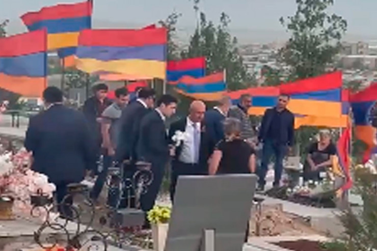 Əsgər valideynləri Koçaryanı da qəbiristanlıqdan qovdu - VİDEO 