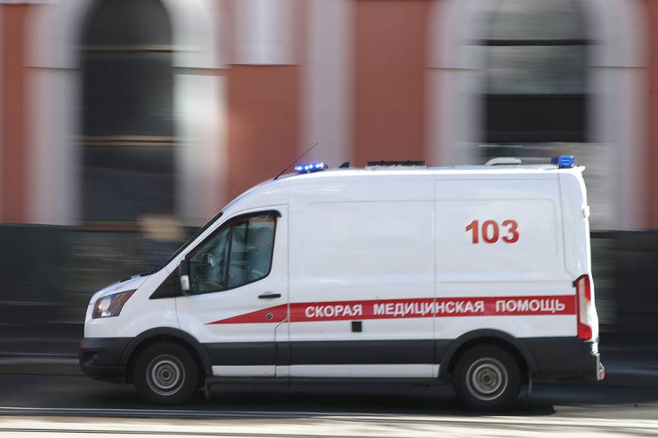 Rusiyada avtomobil dayanacağdakı insanların ÜZƏRİNƏ ÇIRPILDI 