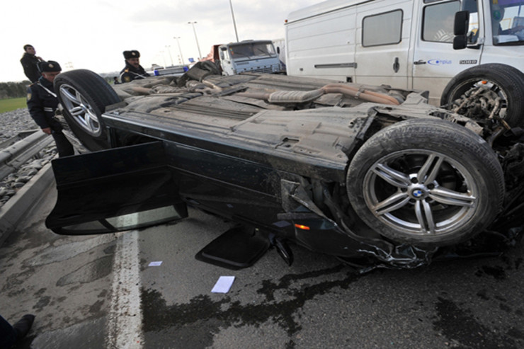 Gəncədə BMW aşdı: ölən var 