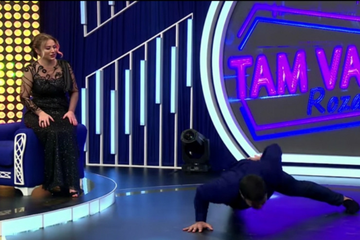 Muğam müsabiqəsinin qalibi efirdə tək əllə "jim" etdi - VİDEO 