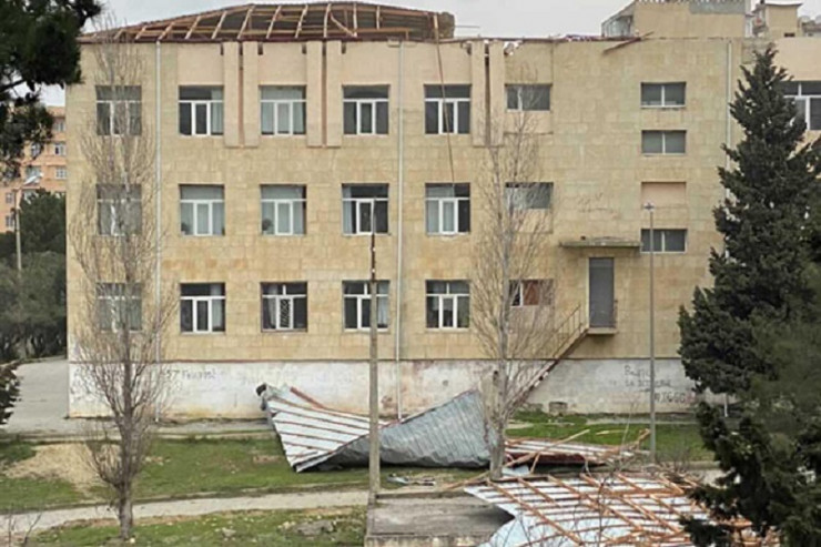 Bakıda 11 məktəbin damını külək apardı