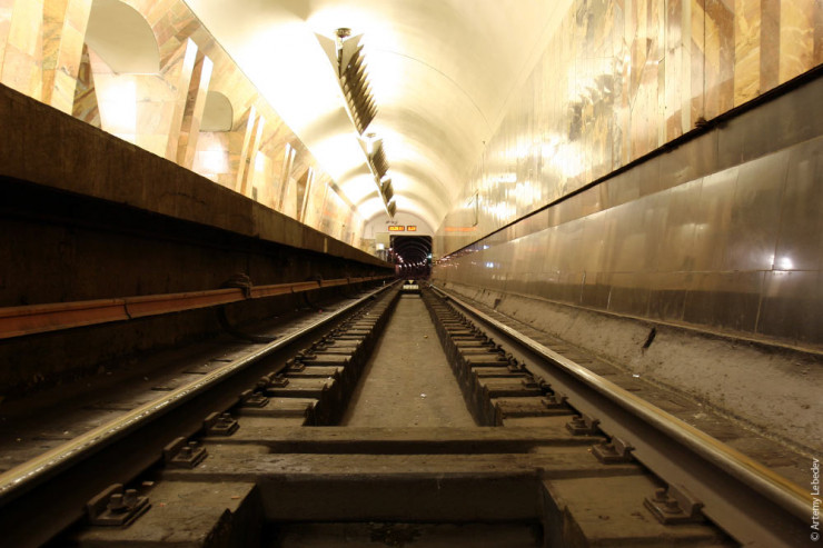 Bakı metrosunda TƏHLÜKƏLİ ANLAR:  yeniyetmə özünü qatar yoluna atdı - ANBAAN VİDEO 