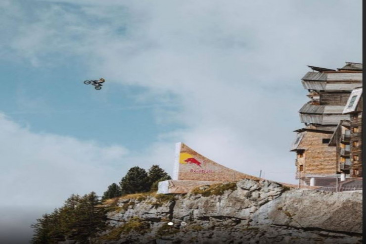 Motosikllə qayalıqda salto vurdu, sonra  PARAŞÜTLƏ ENDİ 