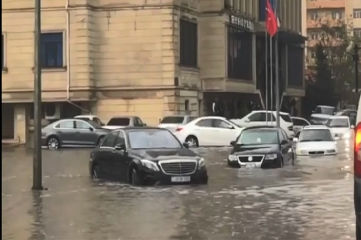 Bakıda yağışla bağlı yaranan problemə görə rəhbərlərə  XƏBƏRDARLIQ  