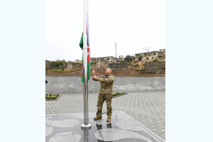 Prezident Talış kəndində və Suqovuşan qəsəbəsində Azərbaycan bayrağını ucaltdı