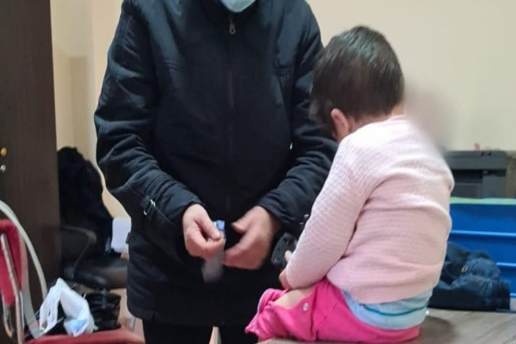 2 yaşlı uşağı qonşuya atıb gedən ailə ilə bağlı RƏSMİ AÇIQLAMA  - YENİLƏNİB 