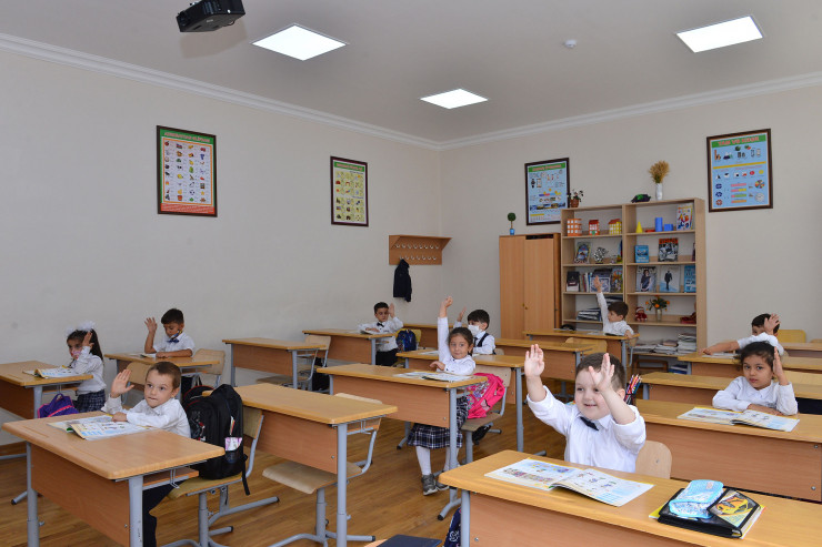 Gürcüstanın bu məktəblərinə dərsliklər göndərildi - RƏSMİ 
