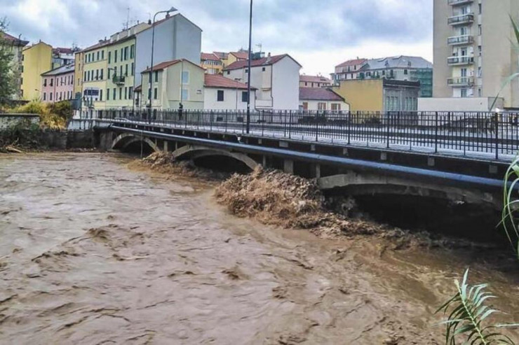 Dəhşətli yağış yağdı:  Evlər dağılır, qaçmağa yer yoxdur  - FOTO 