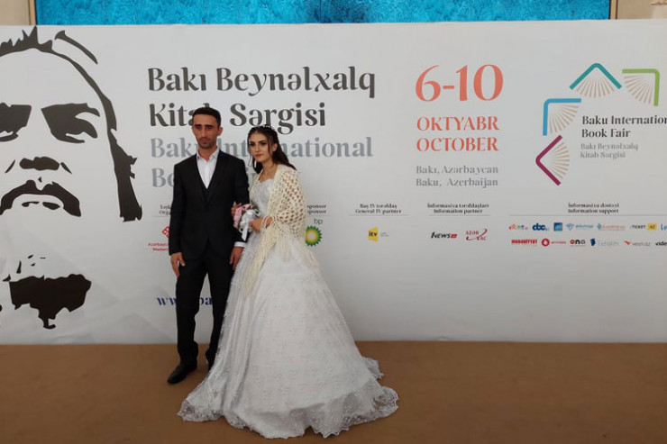 Bakı Beynəlxalq Kitab Sərgisində gənc cütlüyün toy fotosessiyası