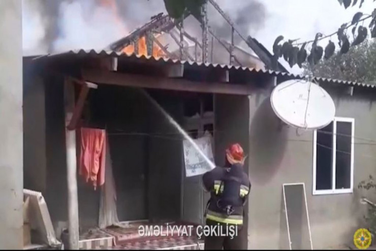 Bakıda yanan ev